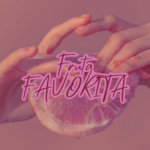 Mujer tocando fruta cítrica con sensualidad. Imagen simbólica del deseo y el erotismo sugerente.